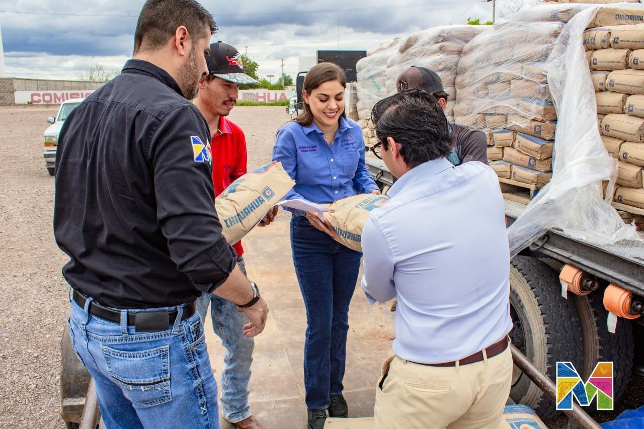 Miriam Soto y COESVI entregan material de construcción a crédito a 28 familias de Meoqui