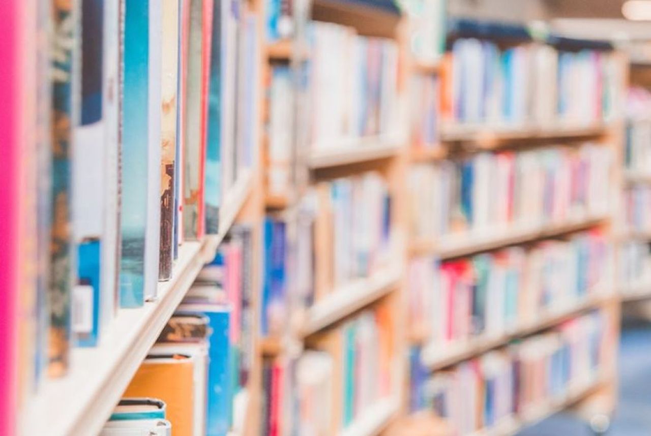 Vetan escuelas de EU casi 12 mil libros durante el ciclo 2025-2026