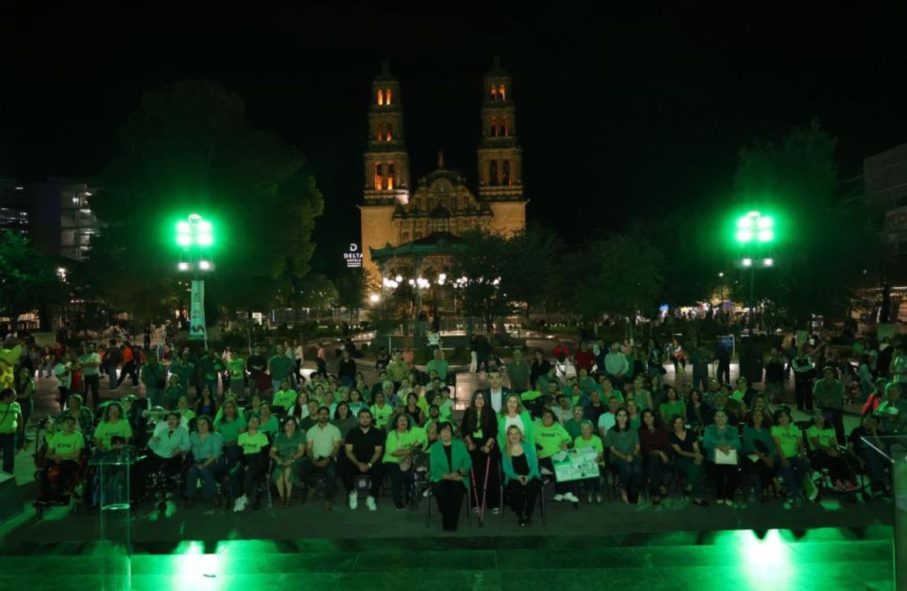 Iluminan de verde la Plaza de Armas contra la parálisis cerebral