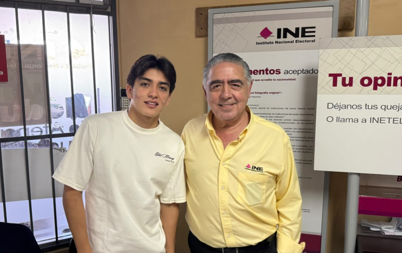¡Ya es legal! Tramita Gilberto Mora por primera vez su credencial del INE 