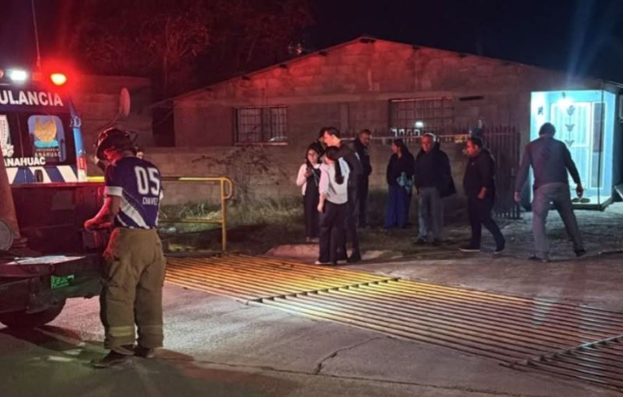 Apoyan Policía y Bomberos a una mujer que sufrió accidente con alcantarilla en Anáhuac