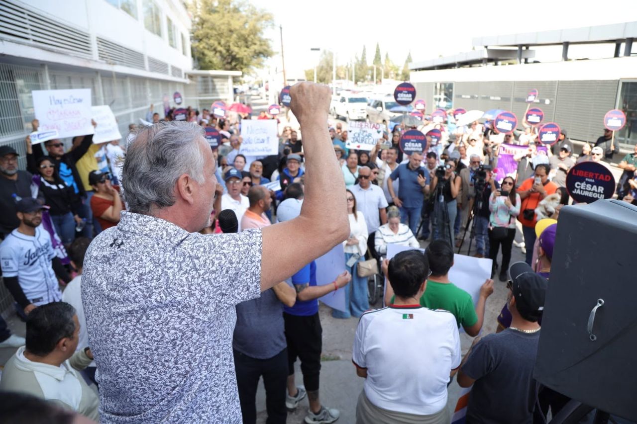 Se manifestan en la FGR en apoyo a César J. 